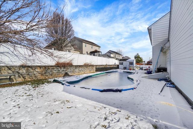 16 ROCKDALE DR, Seven Valleys, PA 17360