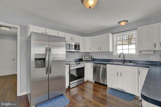 16 ROCKDALE DR, Seven Valleys, PA 17360