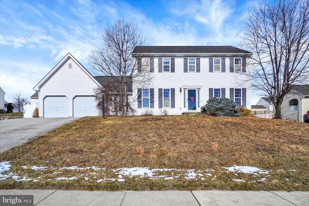 16 ROCKDALE DR, Seven Valleys, PA 17360