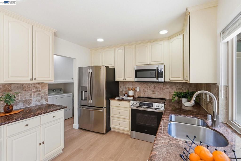 Image 10 of property listing at 27540 Ponderosa Ct, Hayward, CA 94545
