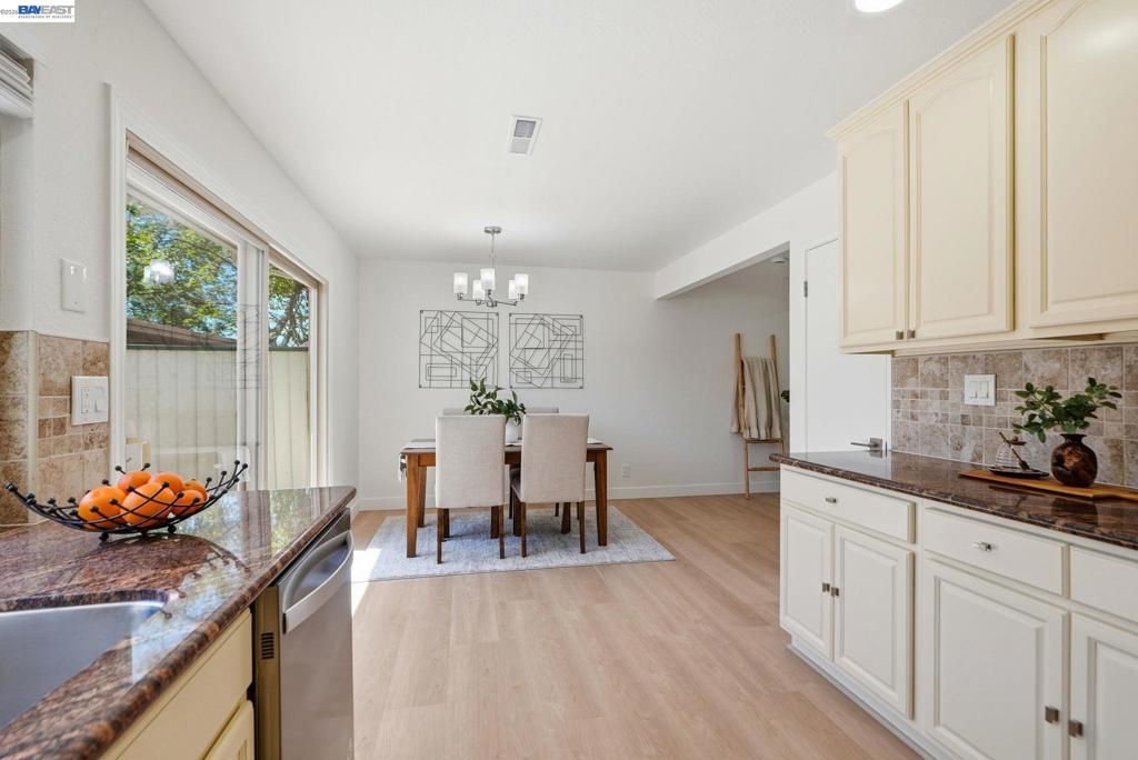 Image 11 of property listing at 27540 Ponderosa Ct, Hayward, CA 94545