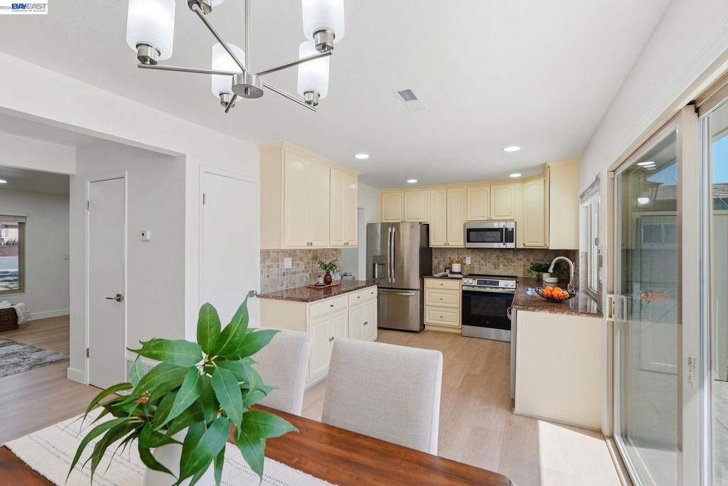 Image 13 of property listing at 27540 Ponderosa Ct, Hayward, CA 94545