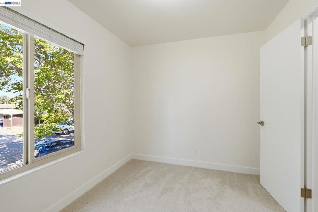 Image 19 of property listing at 27540 Ponderosa Ct, Hayward, CA 94545