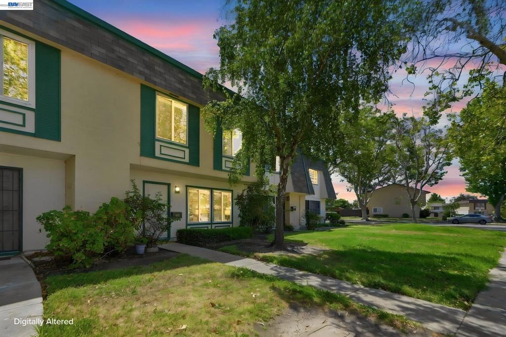 Image 2 of property listing at 27540 Ponderosa Ct, Hayward, CA 94545