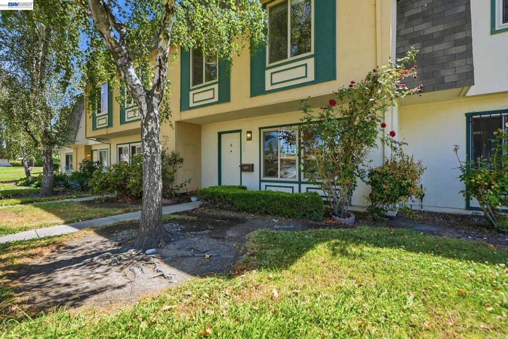 Image 3 of property listing at 27540 Ponderosa Ct, Hayward, CA 94545