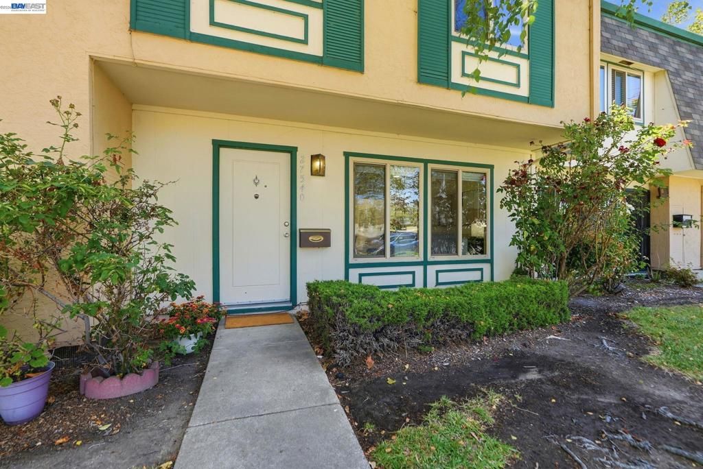 Image 4 of property listing at 27540 Ponderosa Ct, Hayward, CA 94545