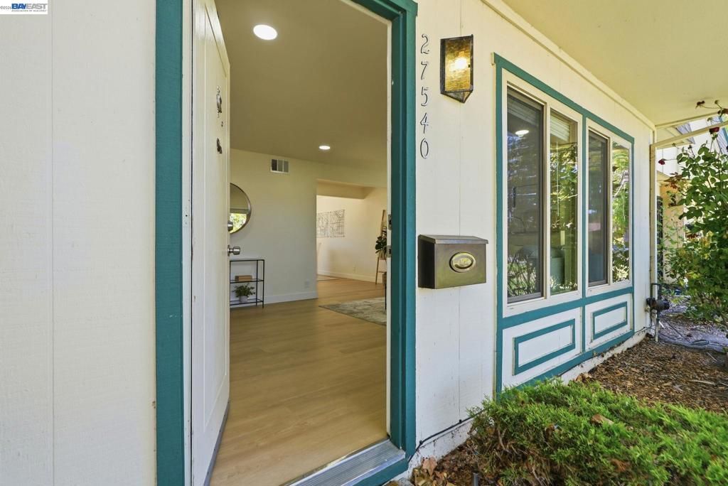 Image 5 of property listing at 27540 Ponderosa Ct, Hayward, CA 94545