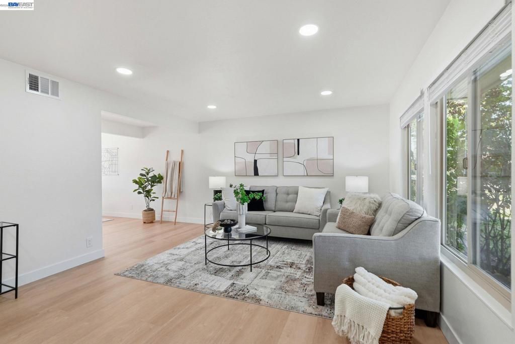 Image 8 of property listing at 27540 Ponderosa Ct, Hayward, CA 94545