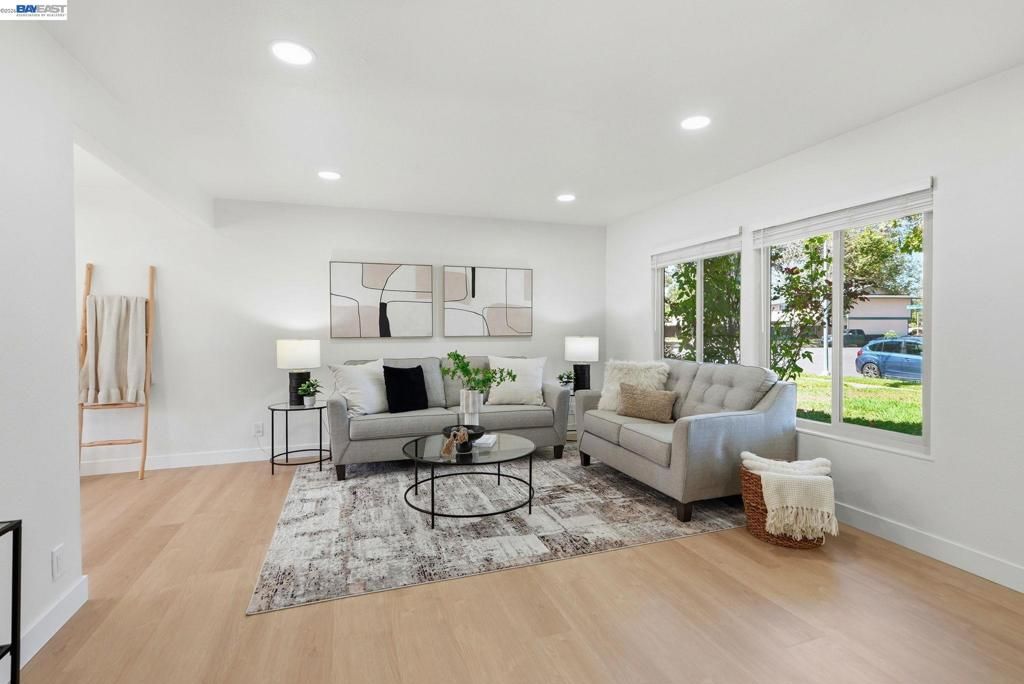 Image 9 of property listing at 27540 Ponderosa Ct, Hayward, CA 94545