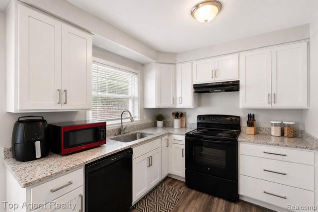 24610 Adlai Avenue, Eastpointe, MI 48021