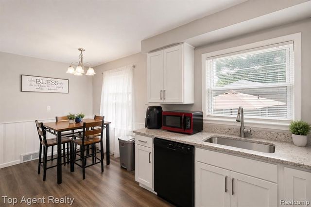 24610 Adlai Avenue, Eastpointe, MI 48021
