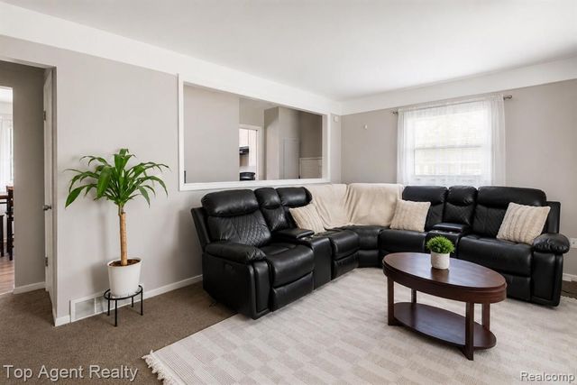 24610 Adlai Avenue, Eastpointe, MI 48021