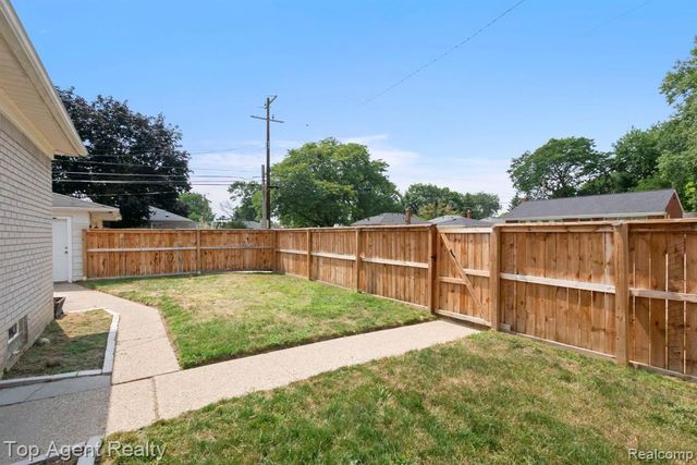 24610 Adlai Avenue, Eastpointe, MI 48021