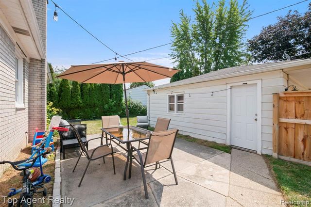 24610 Adlai Avenue, Eastpointe, MI 48021