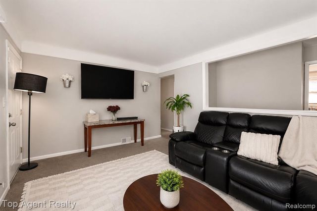 24610 Adlai Avenue, Eastpointe, MI 48021