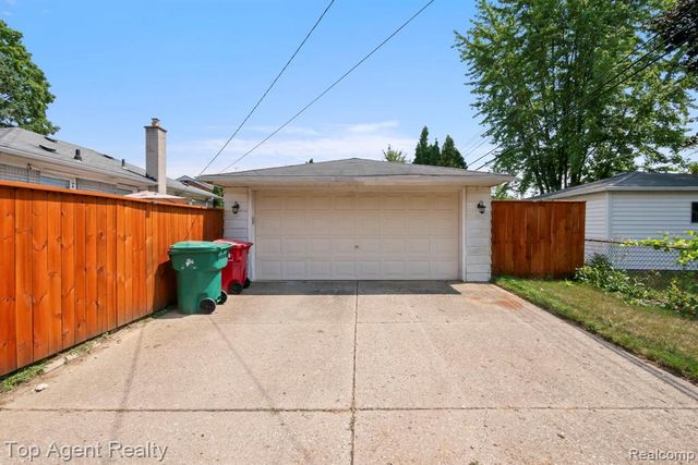 24610 Adlai Avenue, Eastpointe, MI 48021