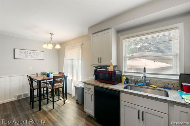 24610 Adlai Avenue, Eastpointe, MI 48021