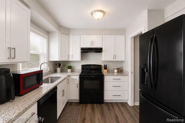 24610 Adlai Avenue, Eastpointe, MI 48021