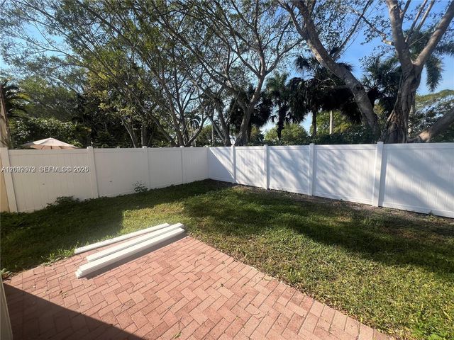 812 Garnet Cir 812, Weston, FL 33326