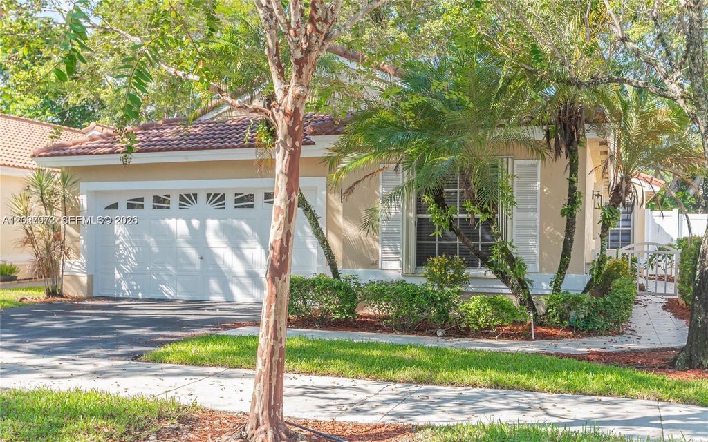 812 Garnet Cir 812, Weston, FL 33326