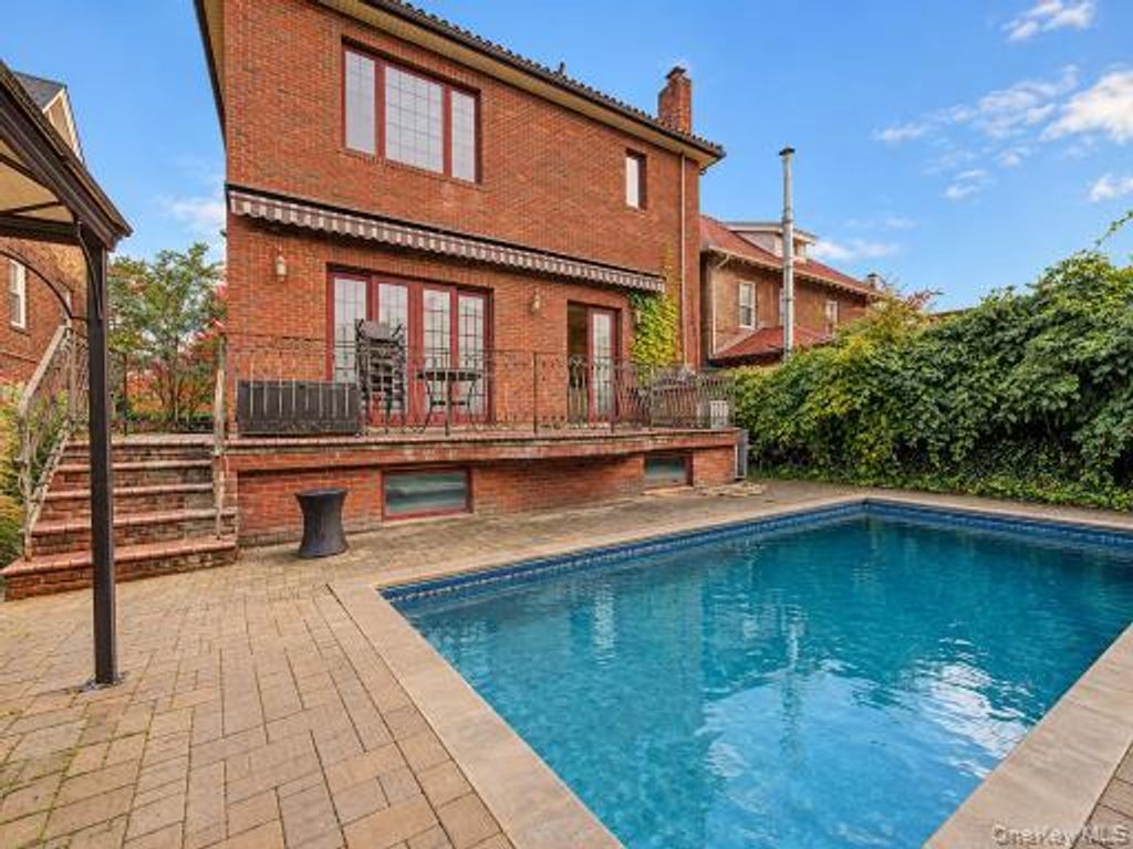 11024 69th Avenue, Forest Hills, NY 11375 — photo 2