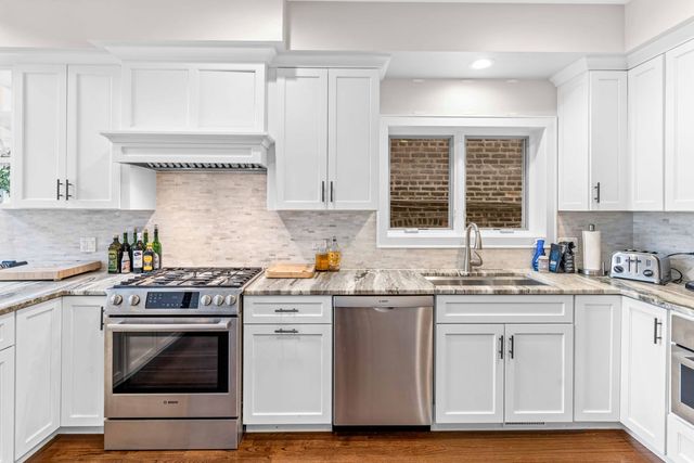 2913 S Lowe Avenue, Chicago, IL 60616