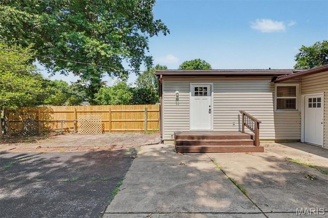 13 Castle Drive, Florissant, MO 63034
