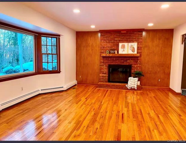 214 Old town Rd, East Setauket, NY 11733