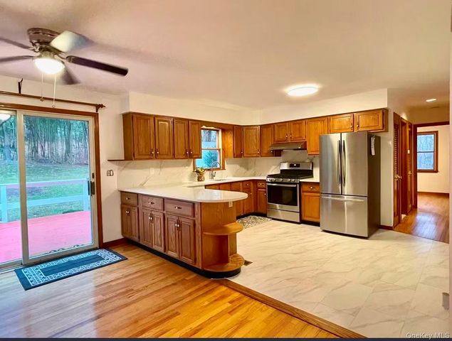 214 Old town Rd, East Setauket, NY 11733