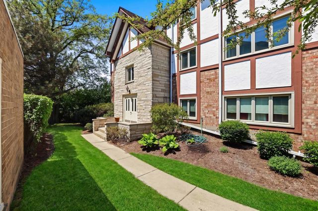 660 BALLANTRAE Drive B, Northbrook, IL 60062