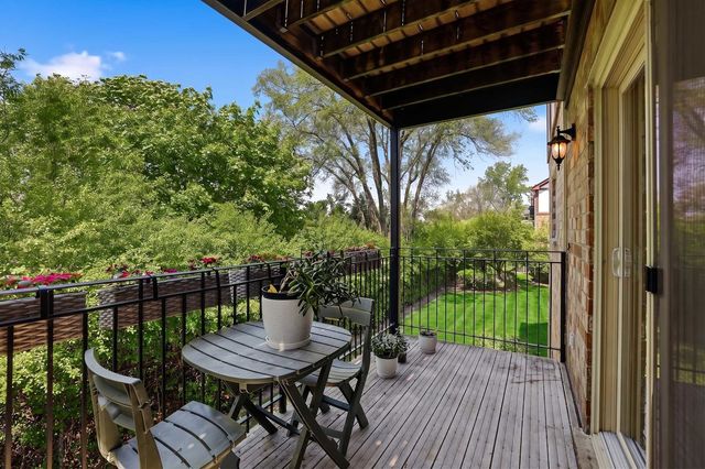 660 BALLANTRAE Drive B, Northbrook, IL 60062