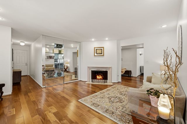 660 BALLANTRAE Drive B, Northbrook, IL 60062