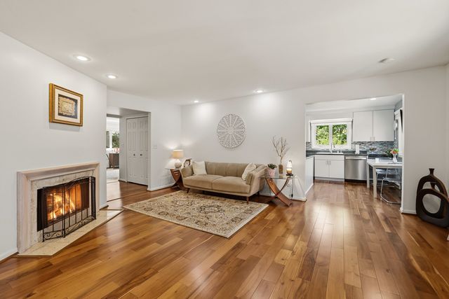 660 BALLANTRAE Drive B, Northbrook, IL 60062