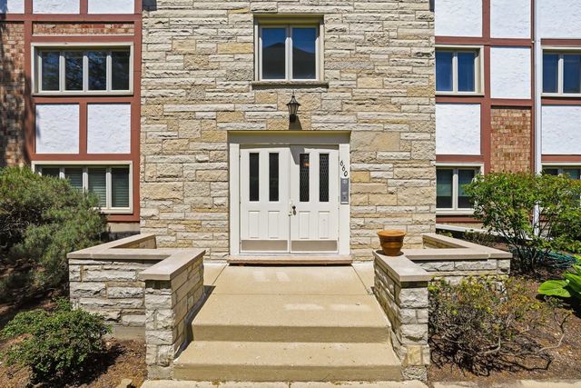 660 BALLANTRAE Drive B, Northbrook, IL 60062