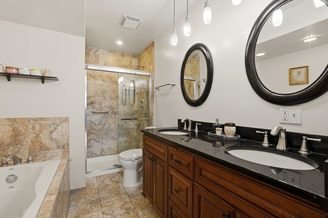 660 BALLANTRAE Drive B, Northbrook, IL 60062