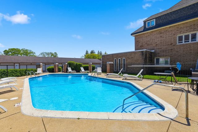 660 BALLANTRAE Drive B, Northbrook, IL 60062
