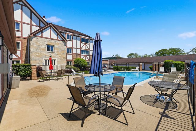 660 BALLANTRAE Drive B, Northbrook, IL 60062
