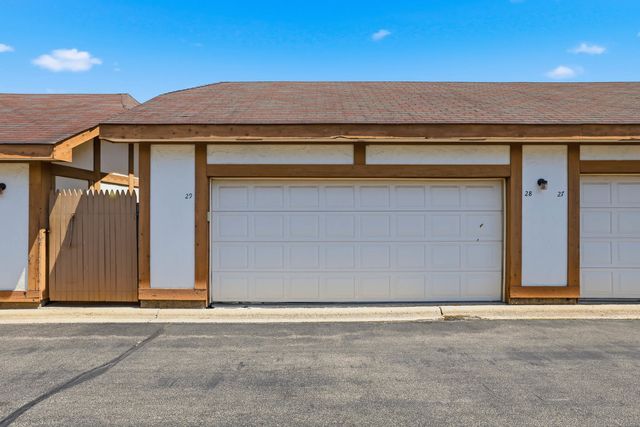 660 BALLANTRAE Drive B, Northbrook, IL 60062