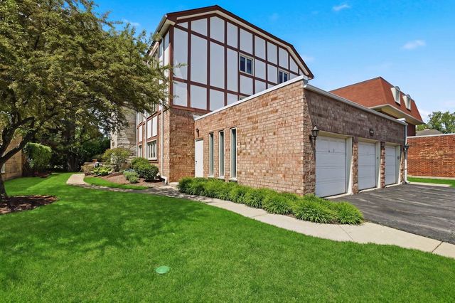660 BALLANTRAE Drive B, Northbrook, IL 60062