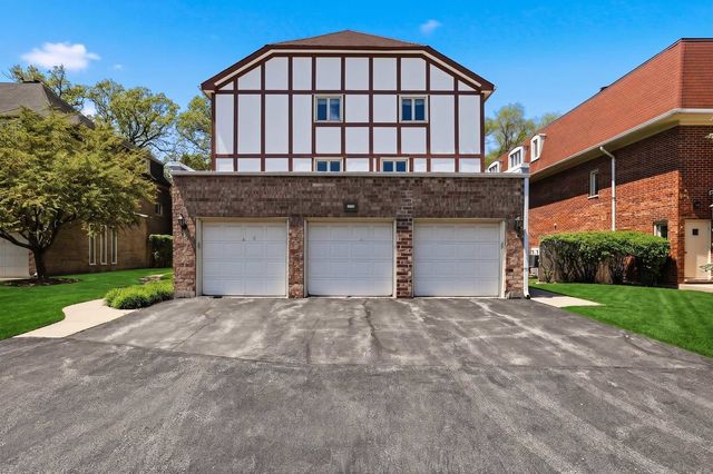 660 BALLANTRAE Drive B, Northbrook, IL 60062