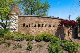 660 BALLANTRAE Drive B, Northbrook, IL 60062