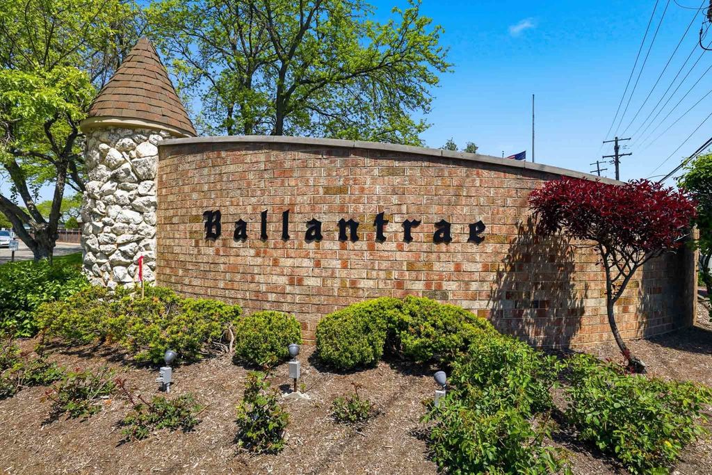 660 BALLANTRAE Drive B, Northbrook, IL 60062