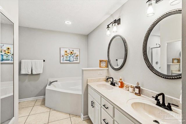 1391 Tiger Lake Dr, Gulf Breeze, FL 32563