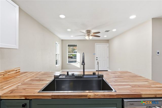 127 Roosevelt Drive, Seguin, TX 78155