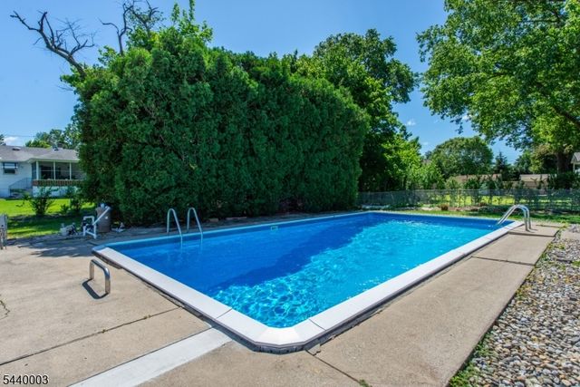 8 Kennedy Dr, Fairfield Twp., NJ 07004