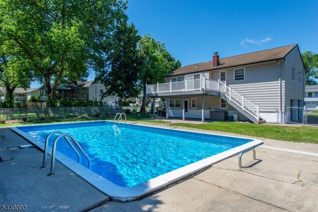8 Kennedy Dr, Fairfield Twp., NJ 07004