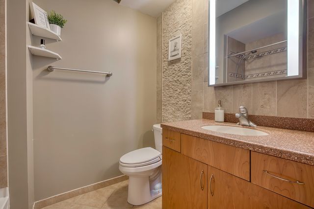 900 LEE Street 202, Des Plaines, IL 60016
