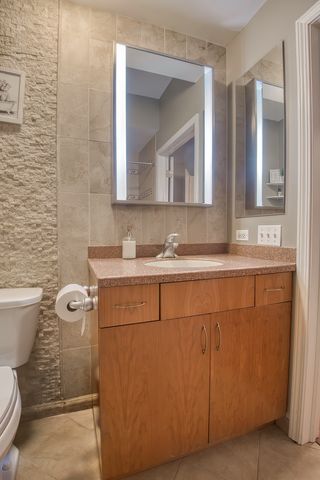 900 LEE Street 202, Des Plaines, IL 60016