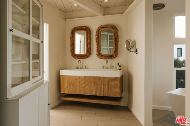 8448 Franklin Avenue, Los Angeles, CA 90069