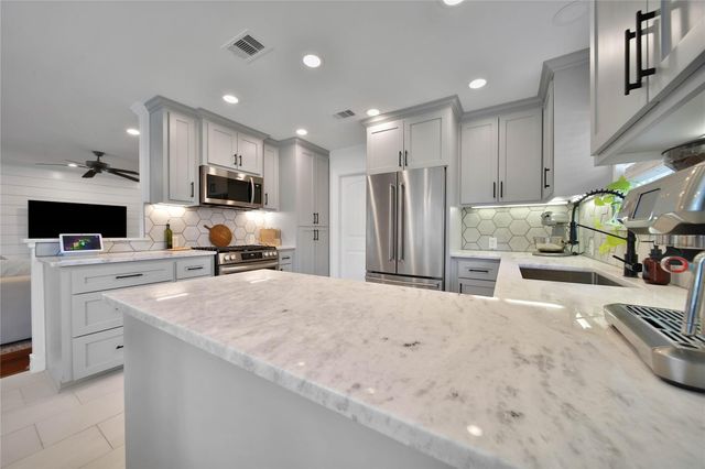 1042 Chamboard Lane, Houston, TX 77018